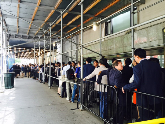 2일 오전11시(현지시간)에 시작되는 삼성전자 '갤럭시노트7'언팩 행사에 참석하기 위해 미디어와 파트너사들의 행렬이 이어졌다. 참석자들이 미국 뉴욕 해머스타인 볼룸 앞에 줄을 지어 행사장 오픈을 기다리고 있다.